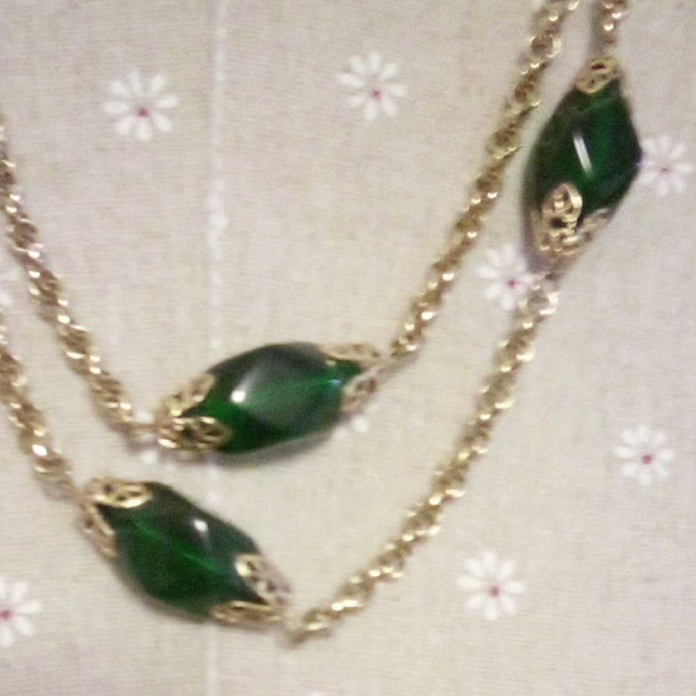 Vintage Green and Gold Necklace - Picture 2 of 4